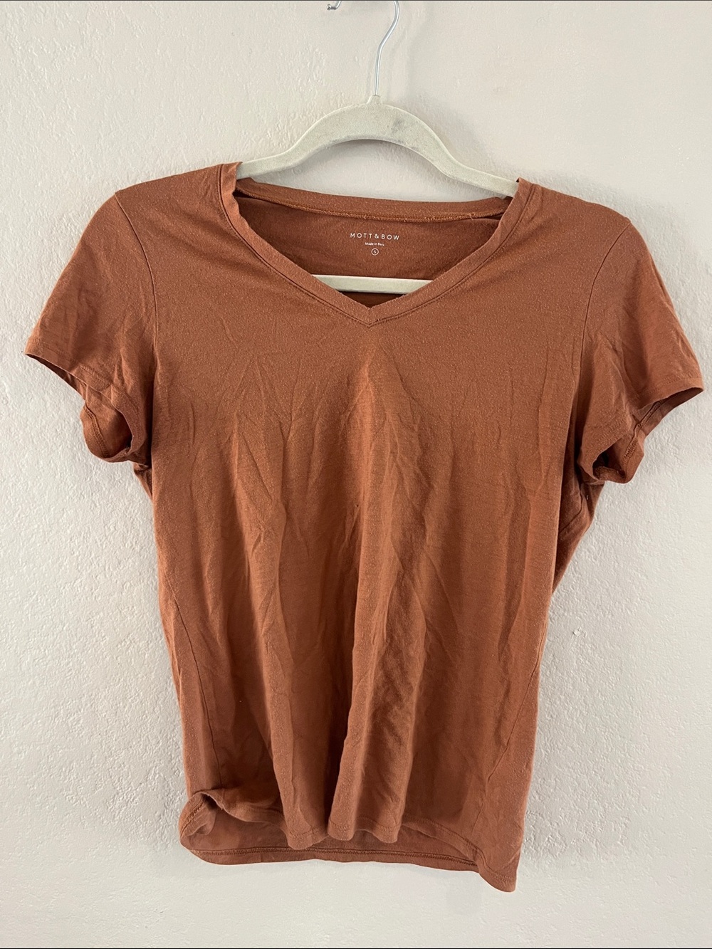 Women's Short Sleeve V-Neck Tee in Rust